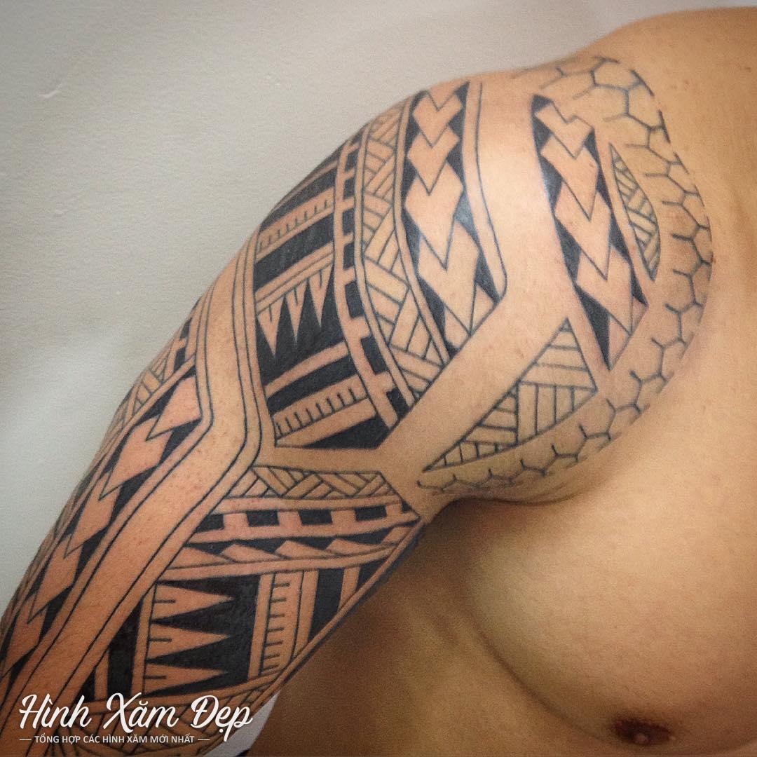 Hình hoa văn maori từ vai xuống bắp tay
