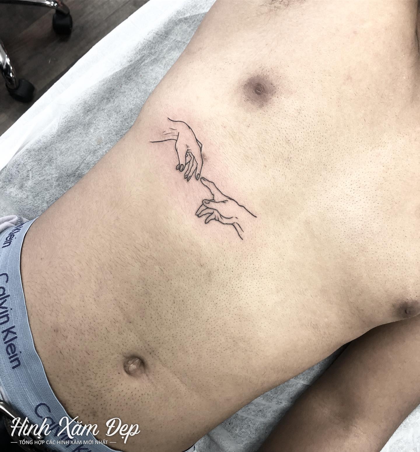 Hình xăm 2 bàn tay phía dưới ngực - Copy