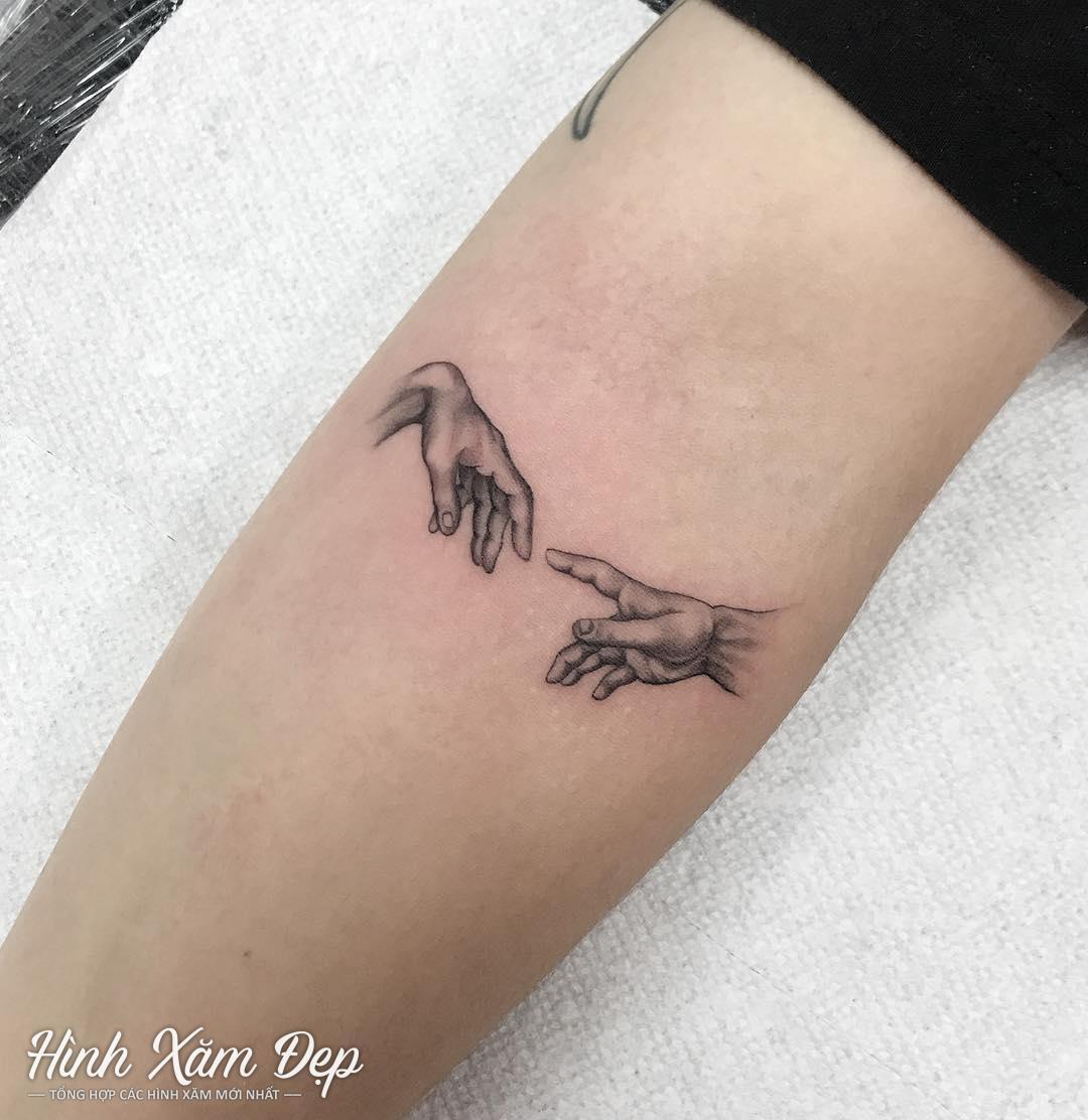 Hình xăm bàn tay ở cánh tay