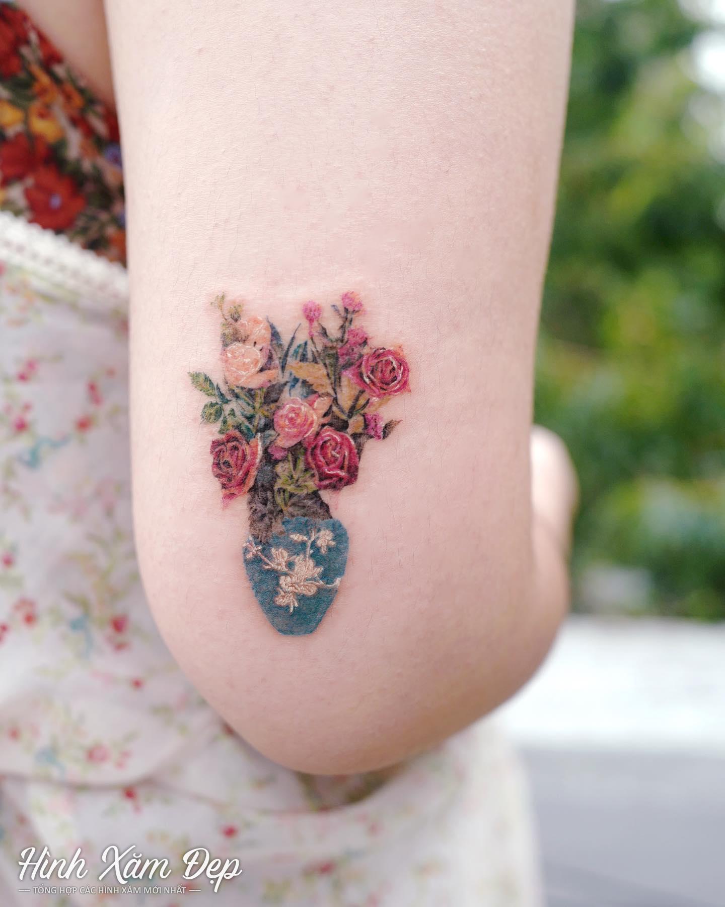 Hình xăm bình hoa mini bắp tay sau