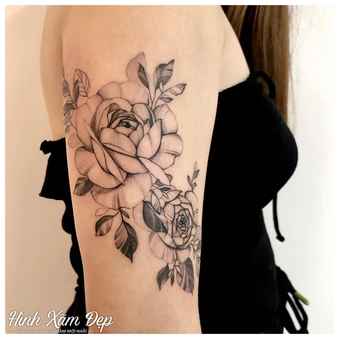 Hình xăm bông hoa bắp tay cho nữ