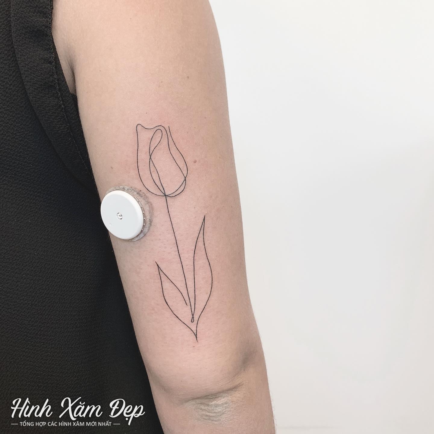 Hình xăm bông hoa bắp tay ngoài