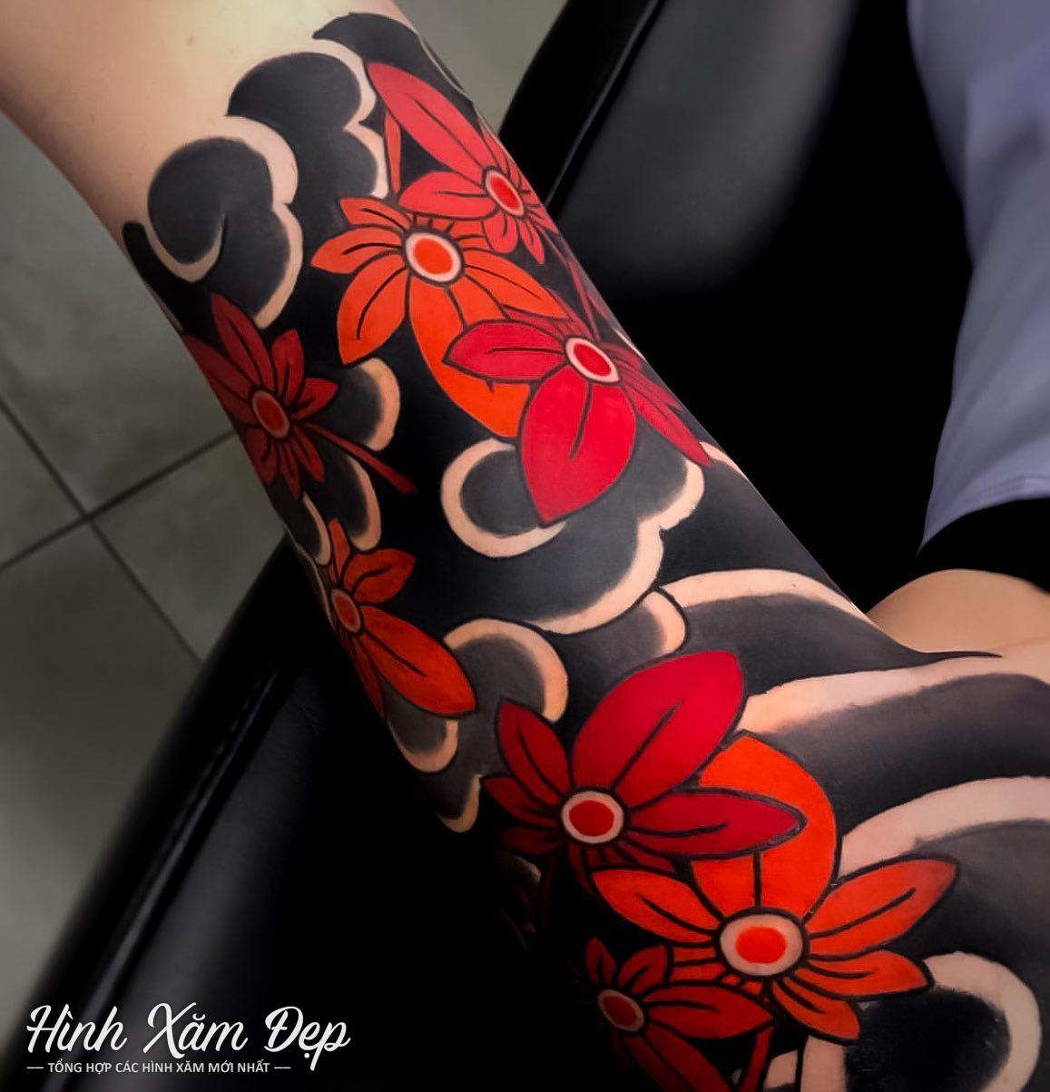 Hình xăm bông hoa cánh tay