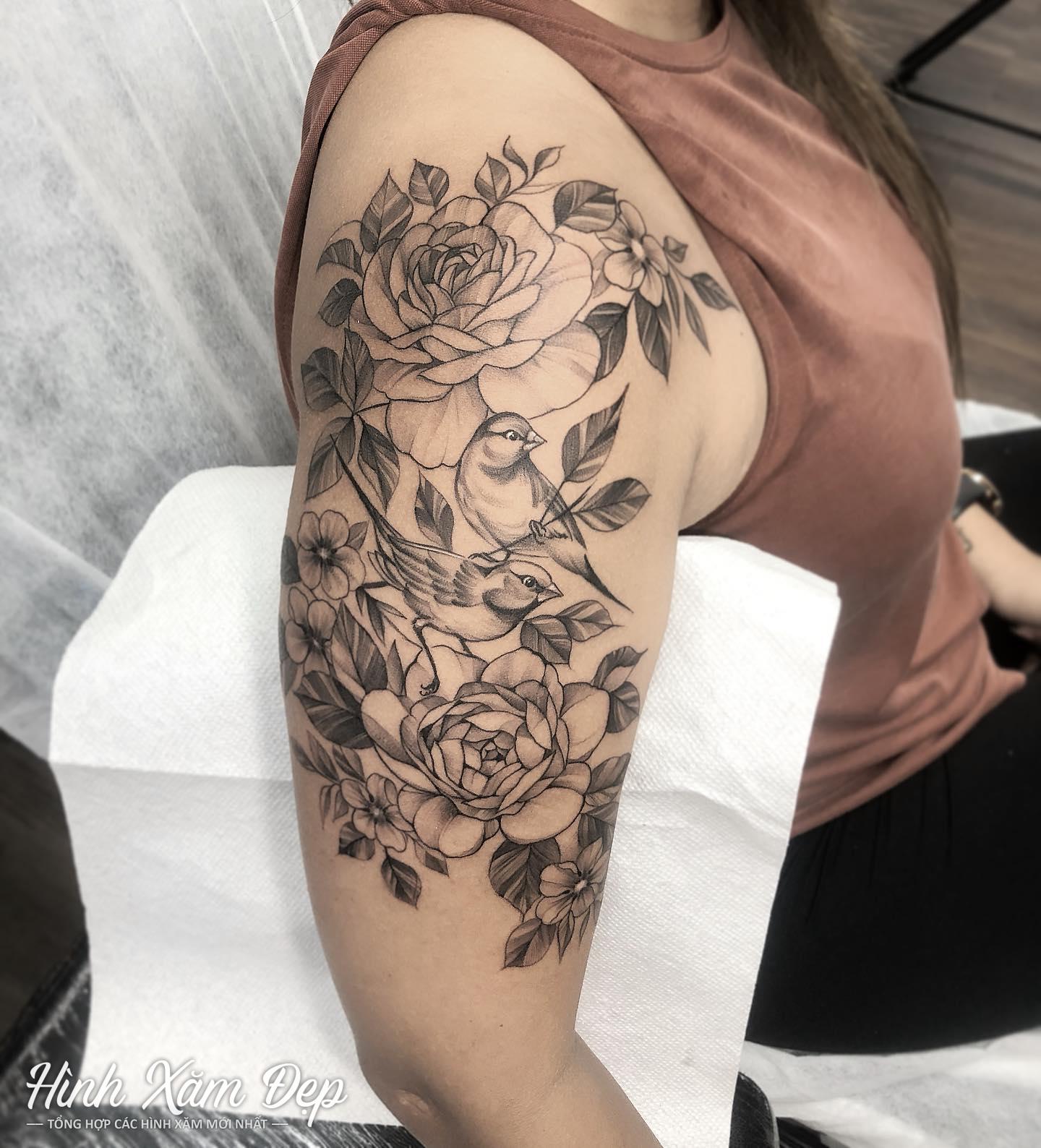 Hình xăm bông hoa chú chim bắp tay cho nữ