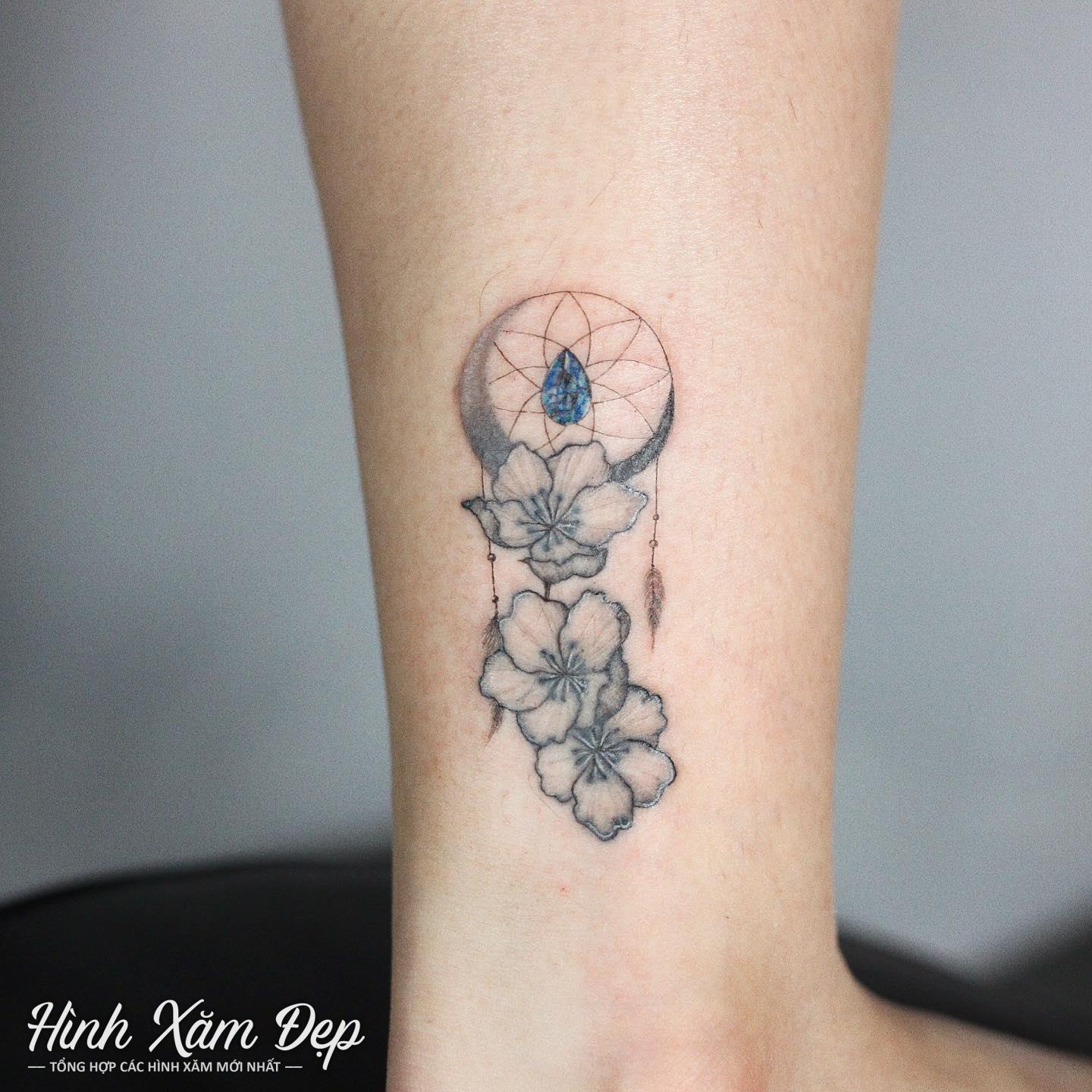 Hình xăm bông hoa cổ chân