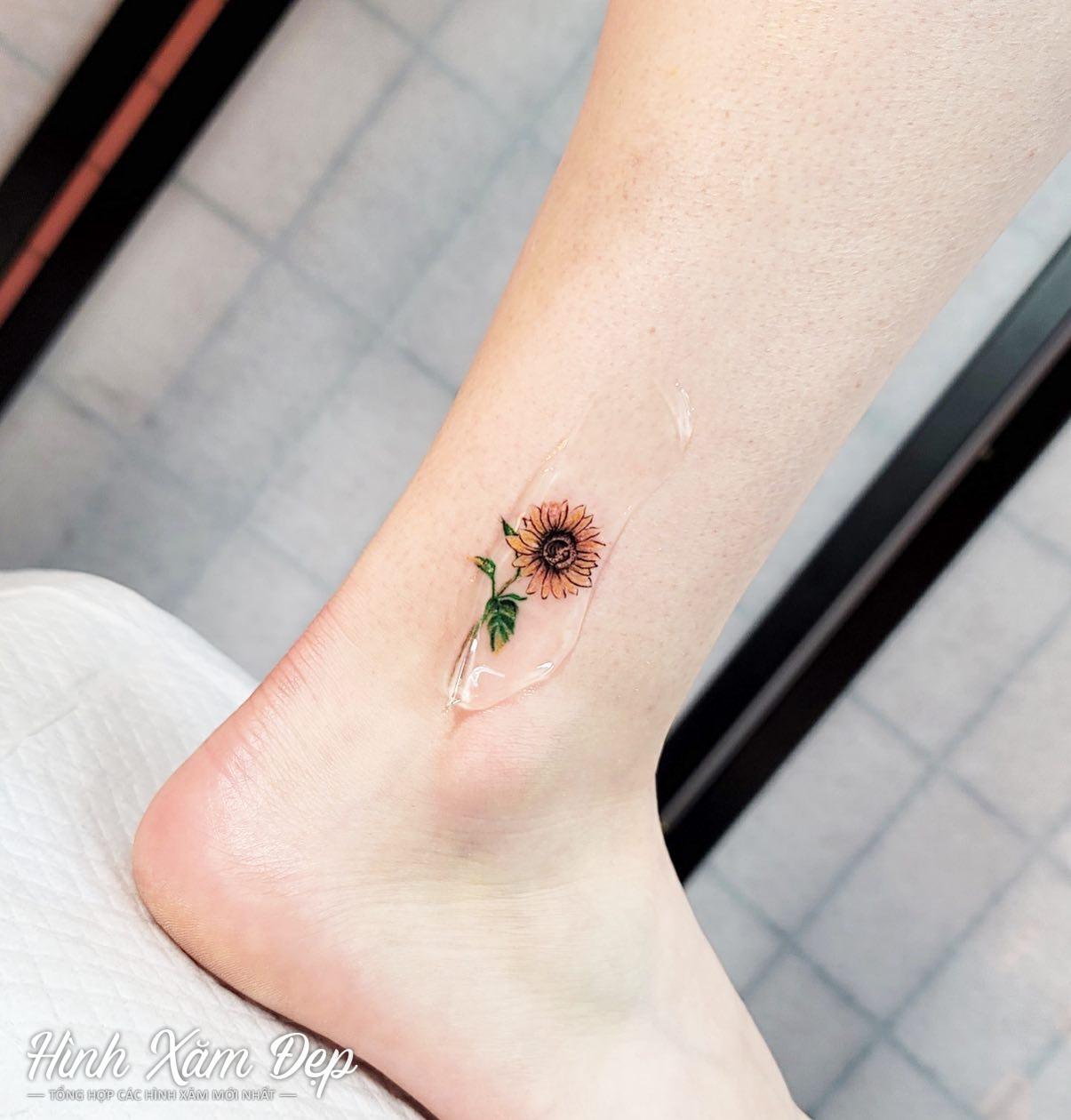 Hình xăm bông hoa cổ chân