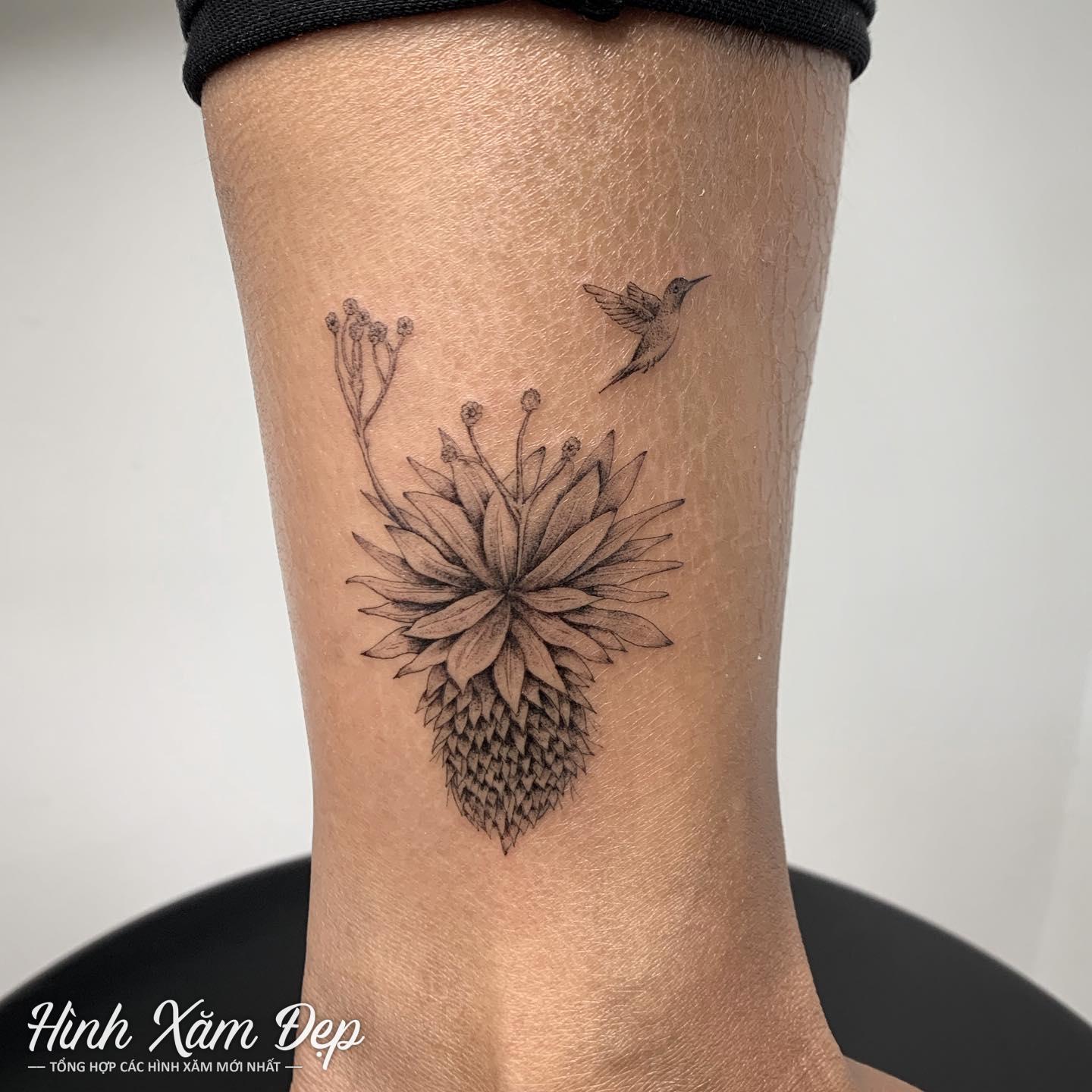 Hình xăm bông hoa cổ chân