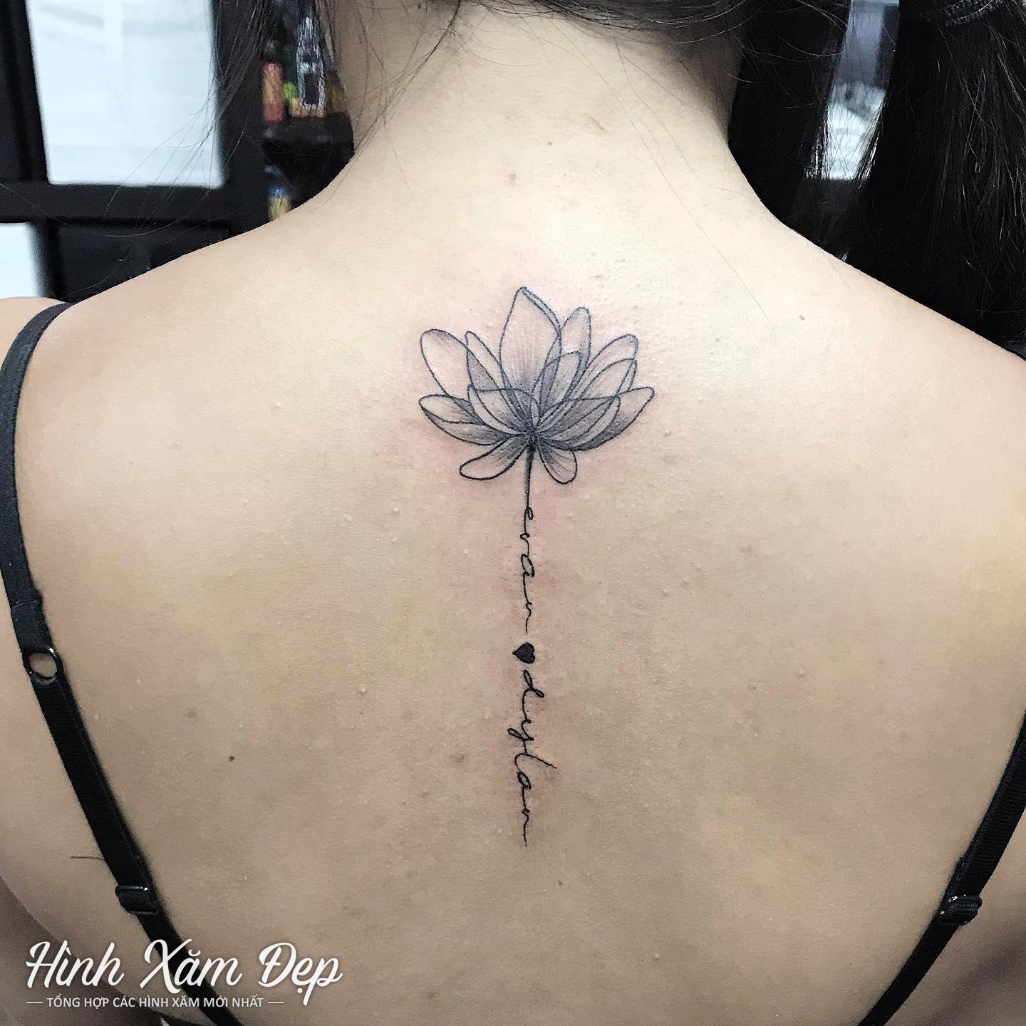 Hình xăm bông hoa kéo chữ dọc sống lưng cho nữ
