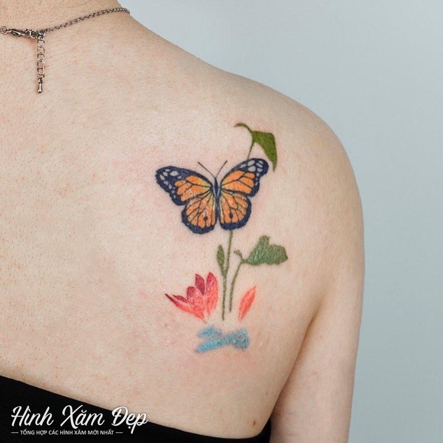 Hình xăm bông hoa kết hợp bướm vai sau
