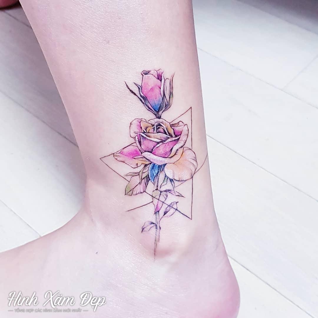 Hình xăm bông hoa màu sắc cổ chân cho nữ