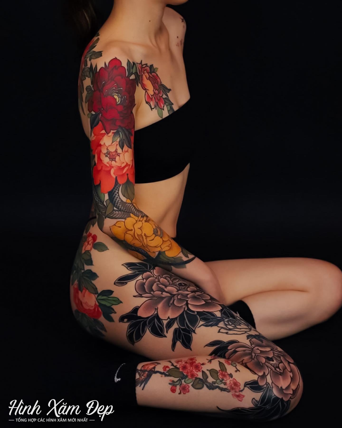 Hình xăm bông hoa nữa người