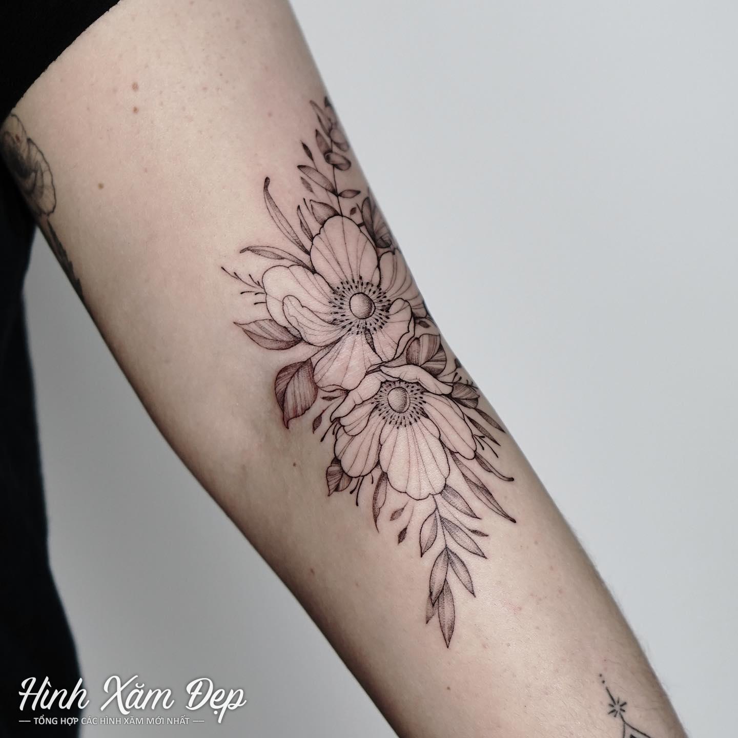 Hình xăm bông hoa ở bắp tay