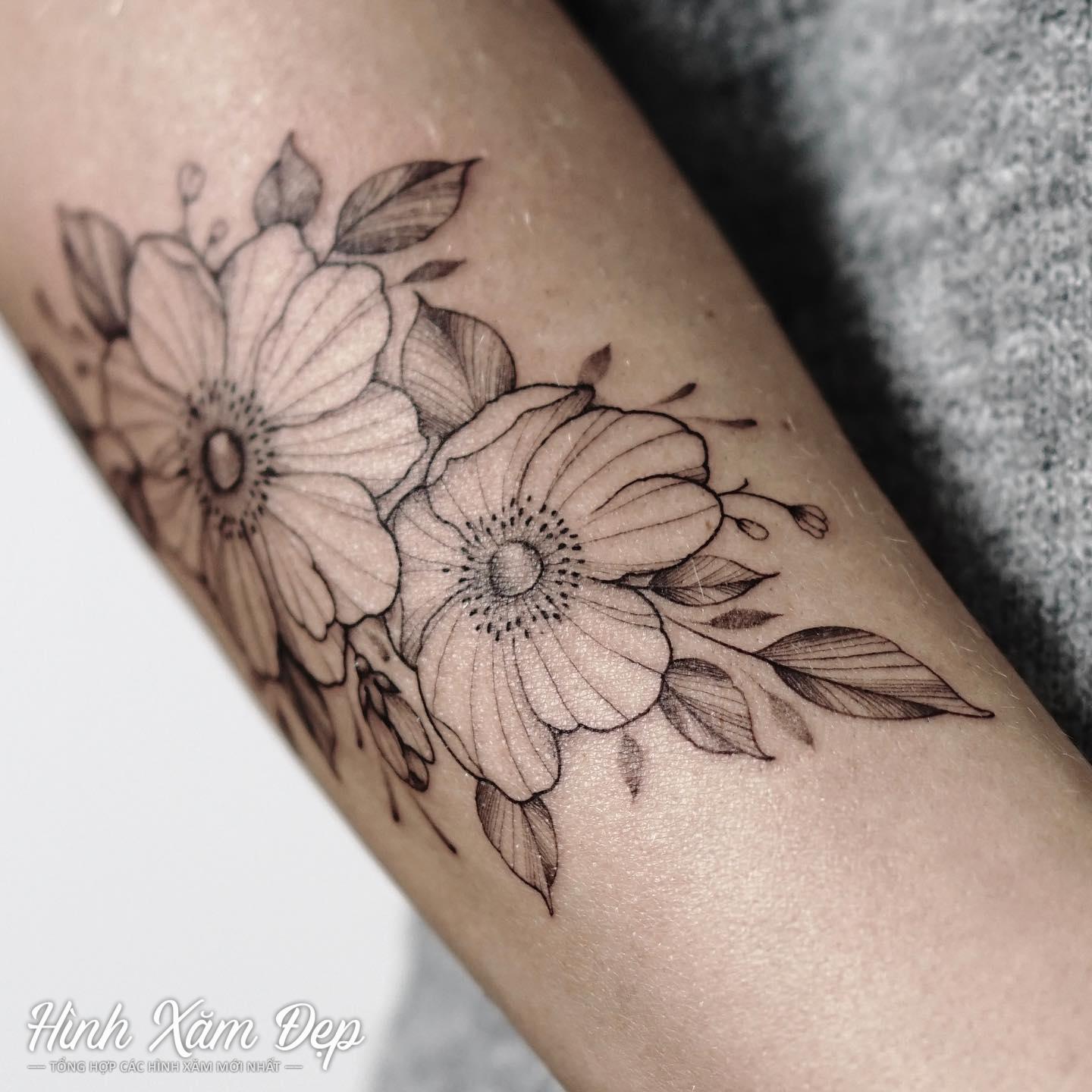 Hình xăm bông hoa ở cánh tay