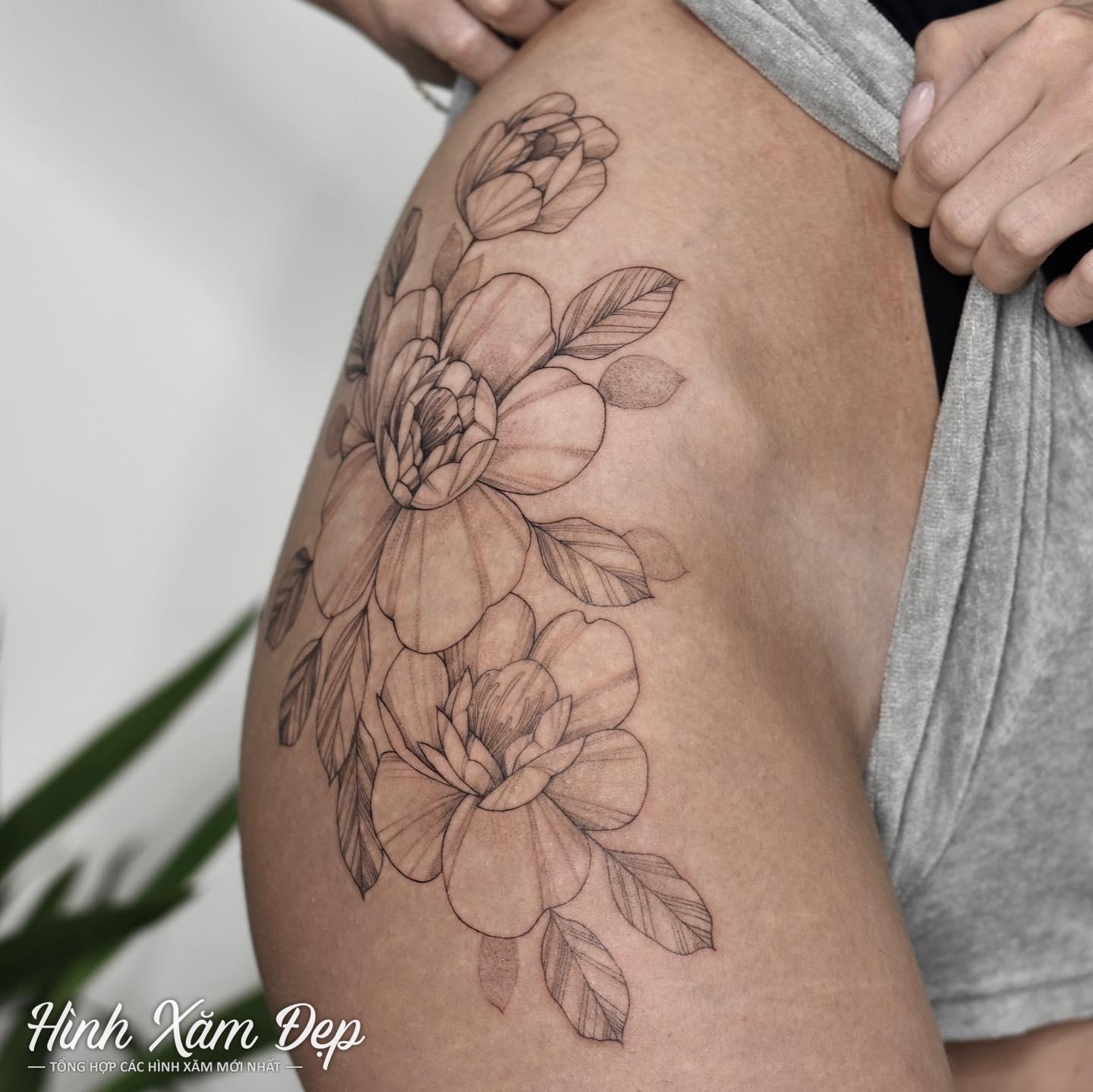 Hình xăm bông hoa ở hông cho nữ
