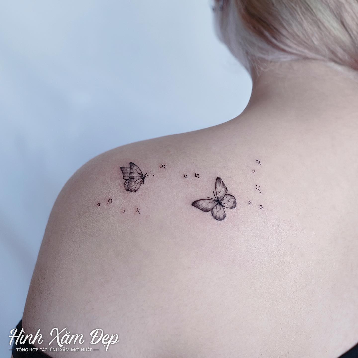 Hình xăm bướm mini sau vai