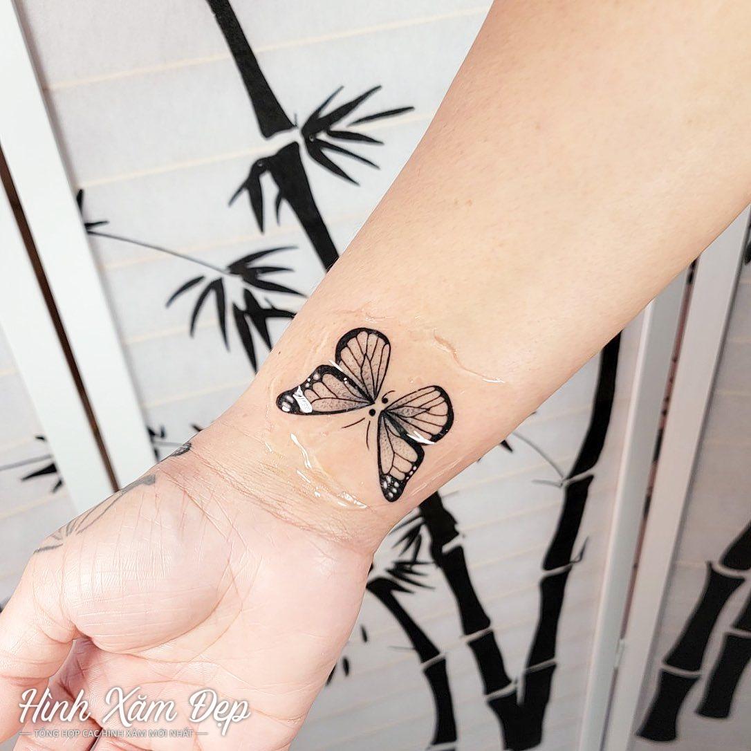 Hình xăm bướm minin cổ tay