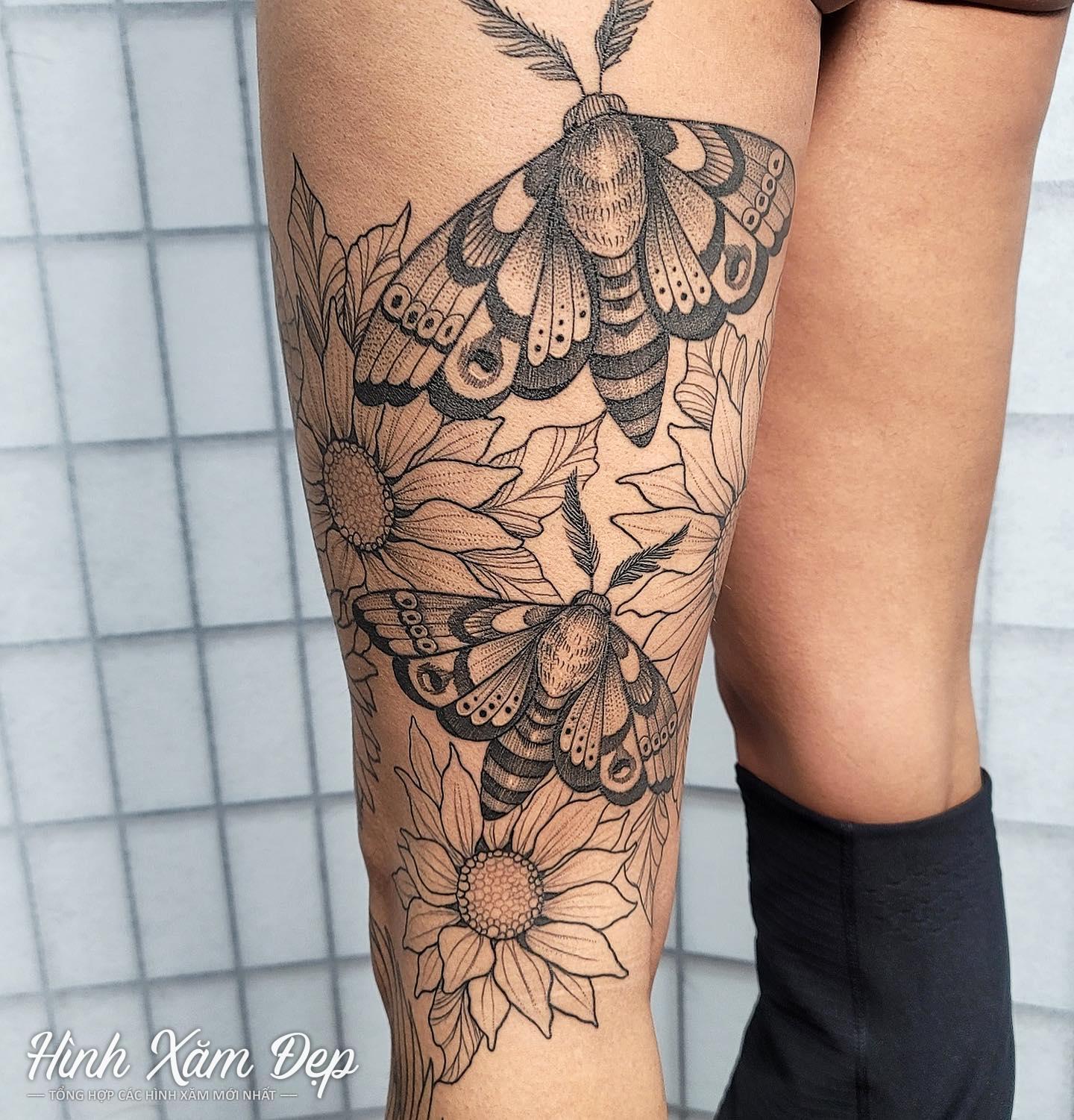 Hình xăm bướm và hoa dướng dương bắp đùi
