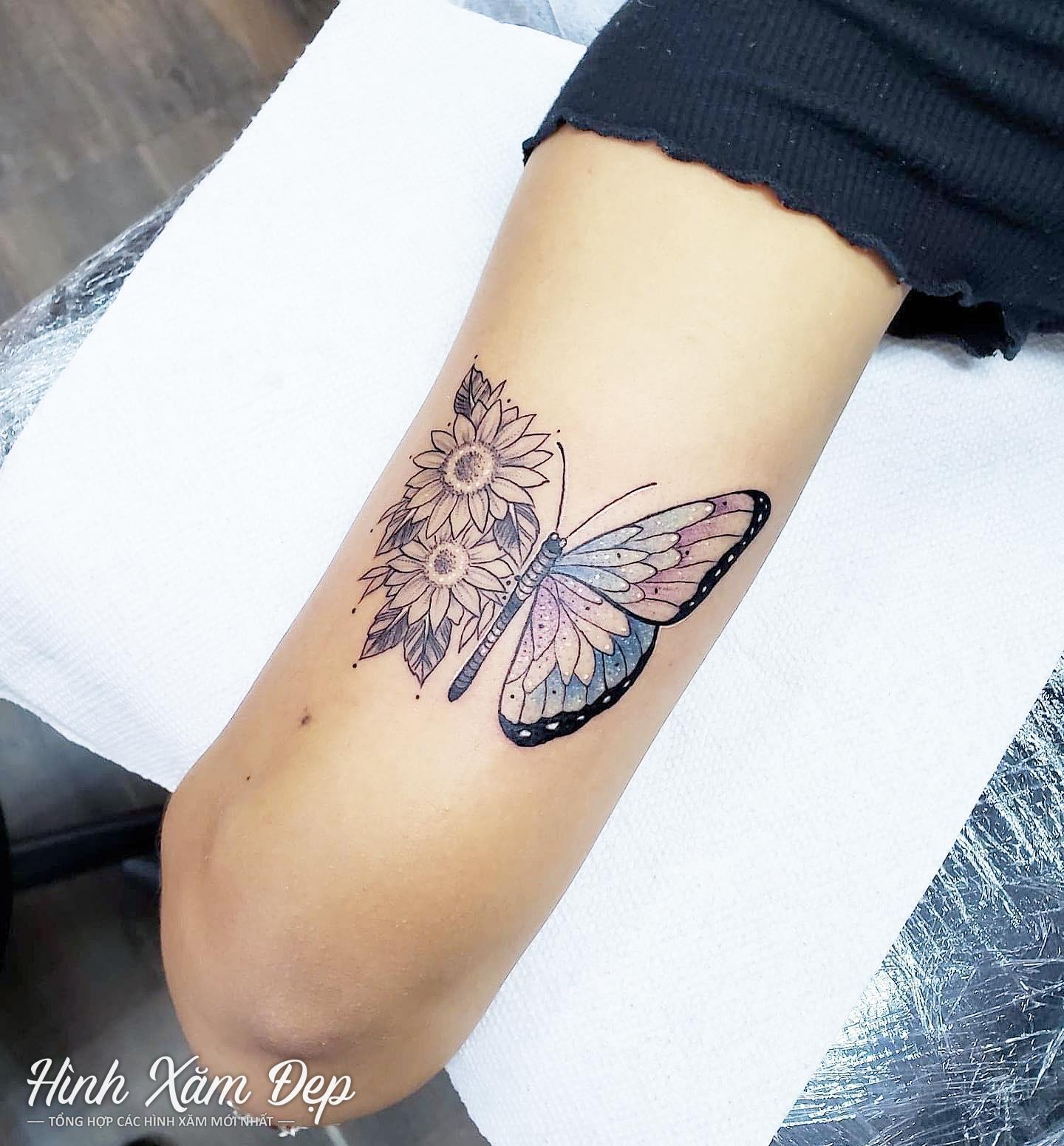 Hình xăm bướm và hoa mini bắp tay sau
