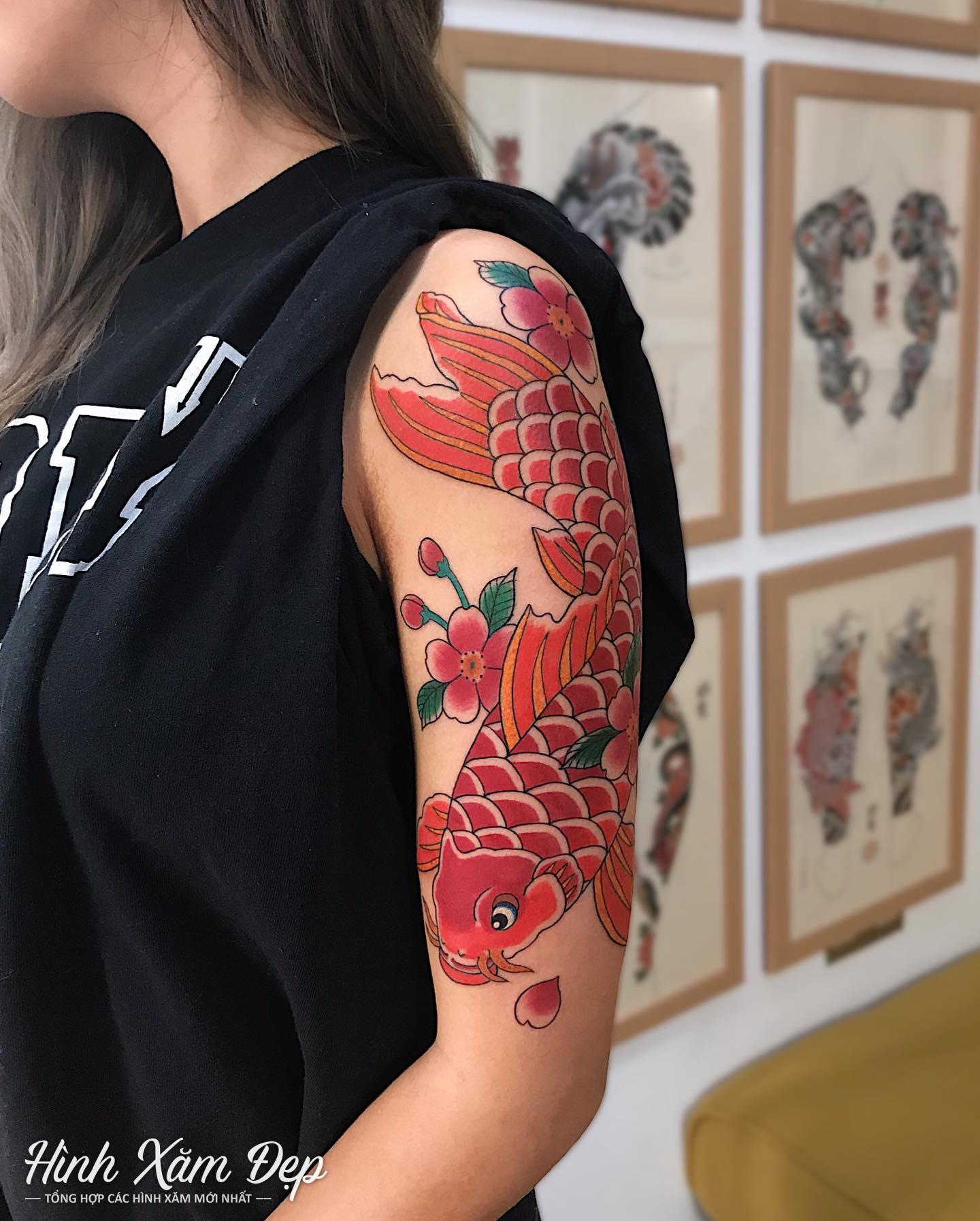 Hình xăm cá chép bắp tay cho nữ