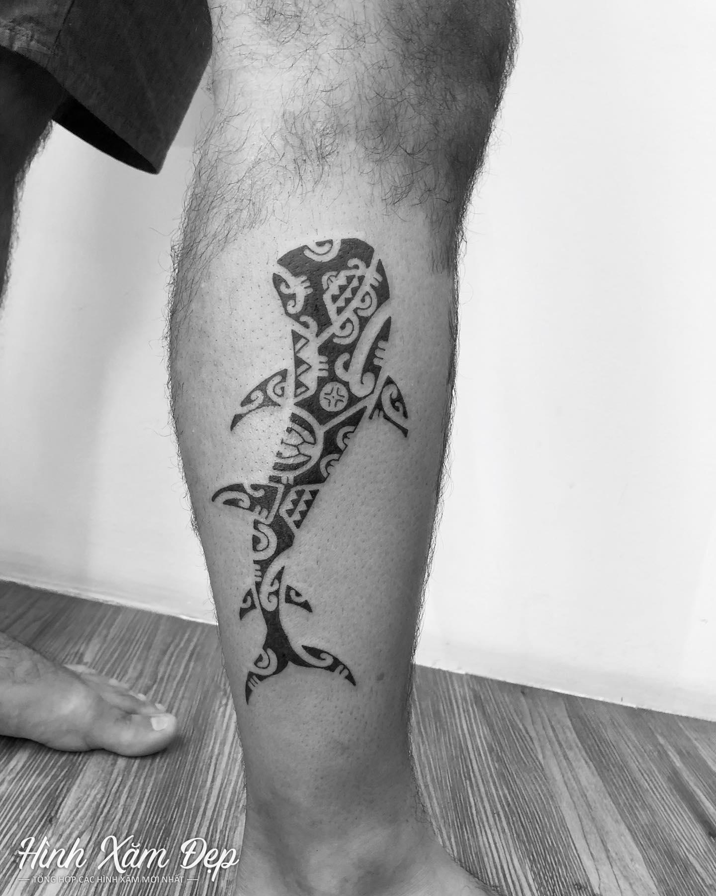 Hình xăm cá hoa văn maori bắp chân
