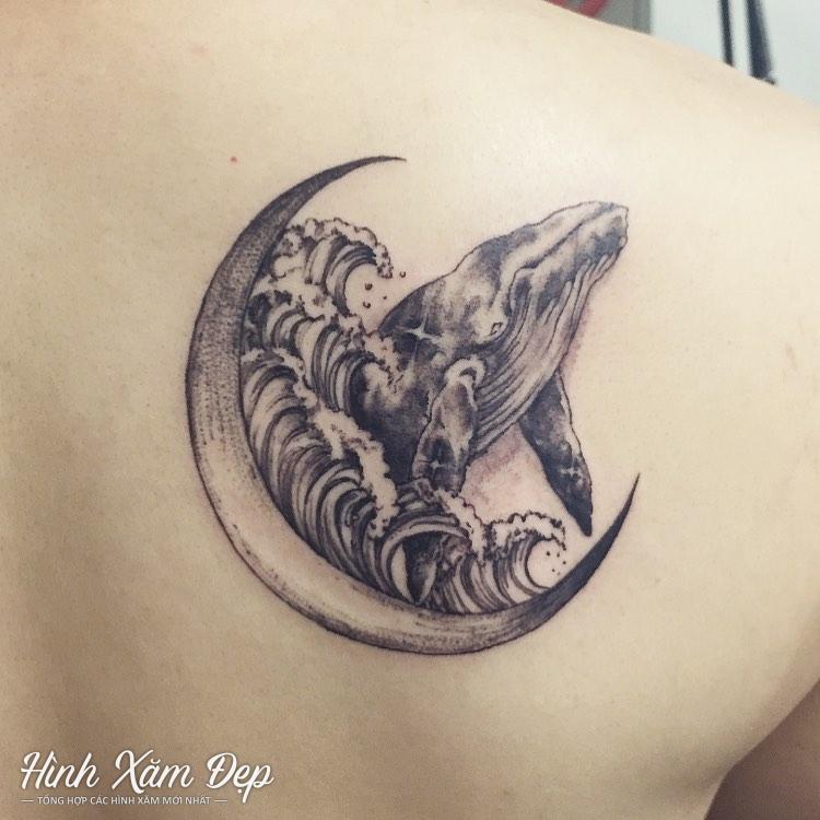 Hình xăm cá mập cung trăng vai sau