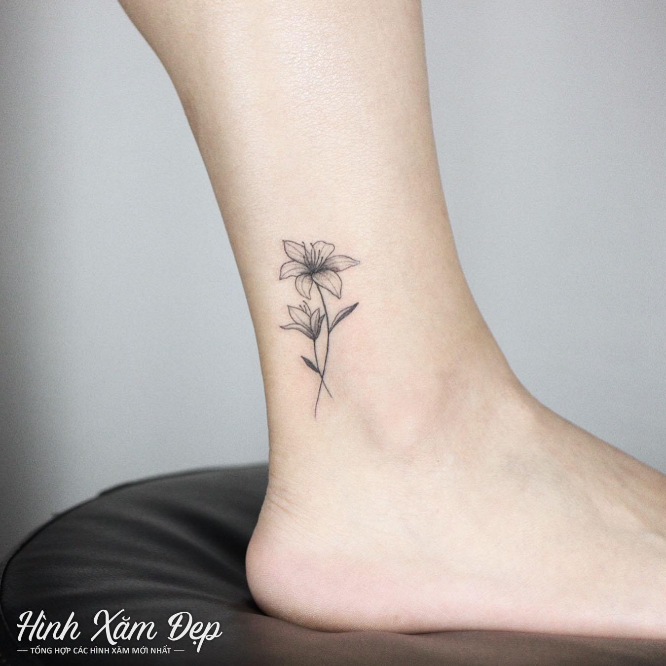 Hình xăm cành hoa cổ chân (2)