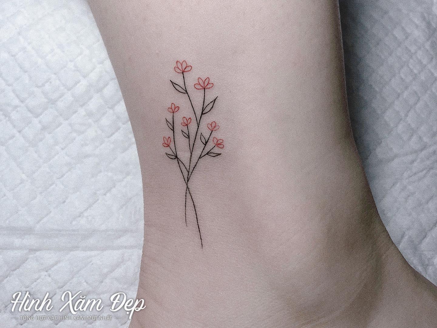 Hình xăm cành hoa ở cổ chân