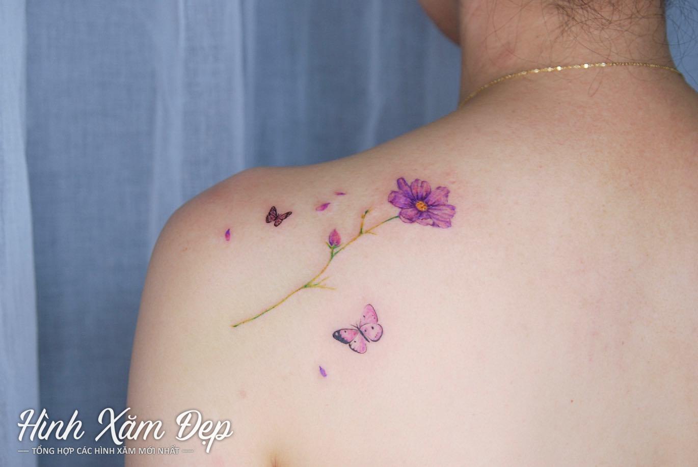 Hình xăm cành hoa ở vai sau