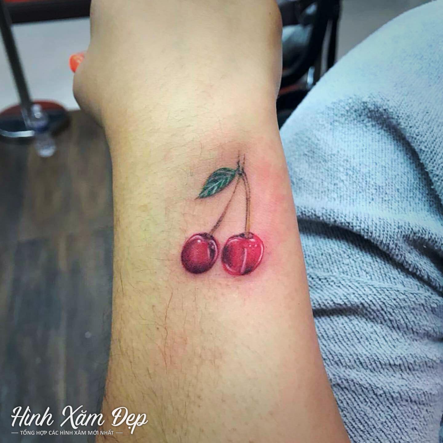Hình xăm cherry cổ tay