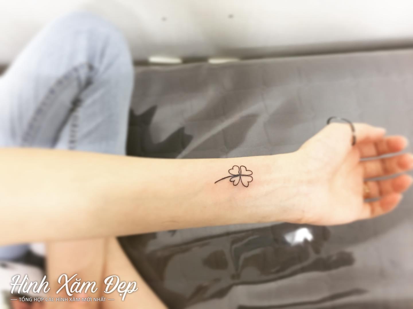 Hình xăm chiếc lá cổ tay