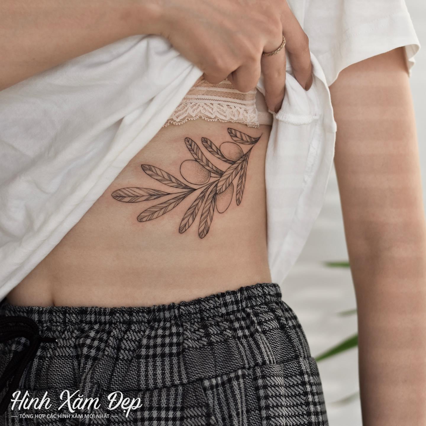 Hình xăm chiếc lá ở eo