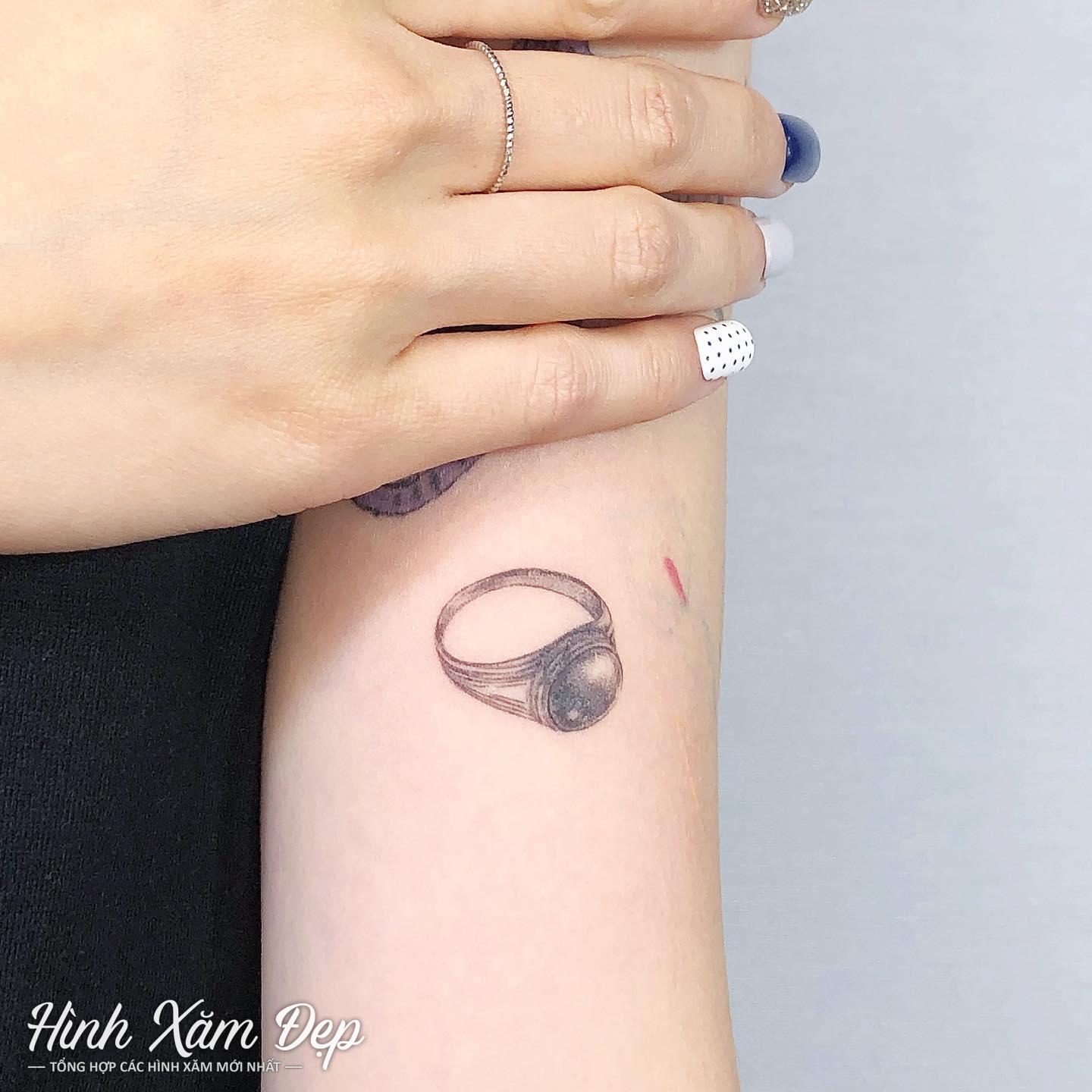 Hình xăm chiếc nhẫn mini bắp tay