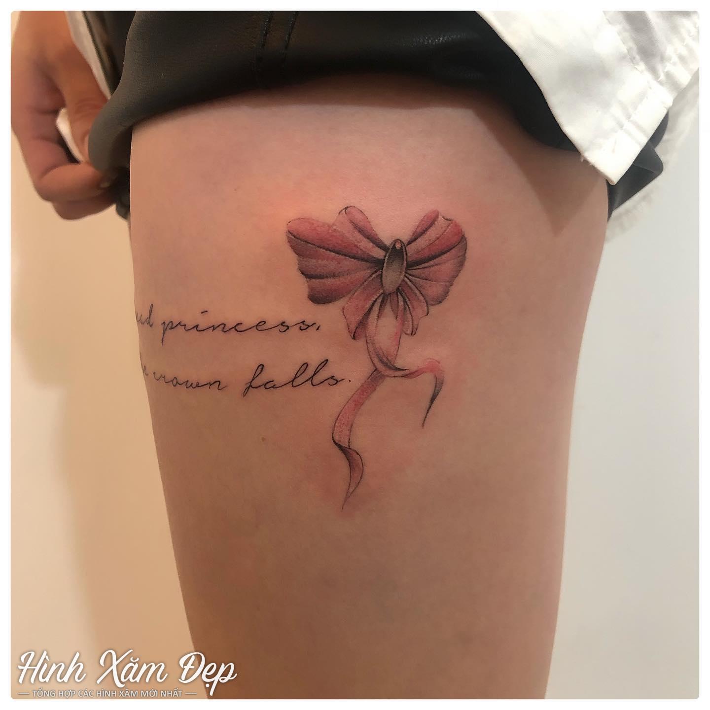 Hình xăm chiếc nơ bắp đùi