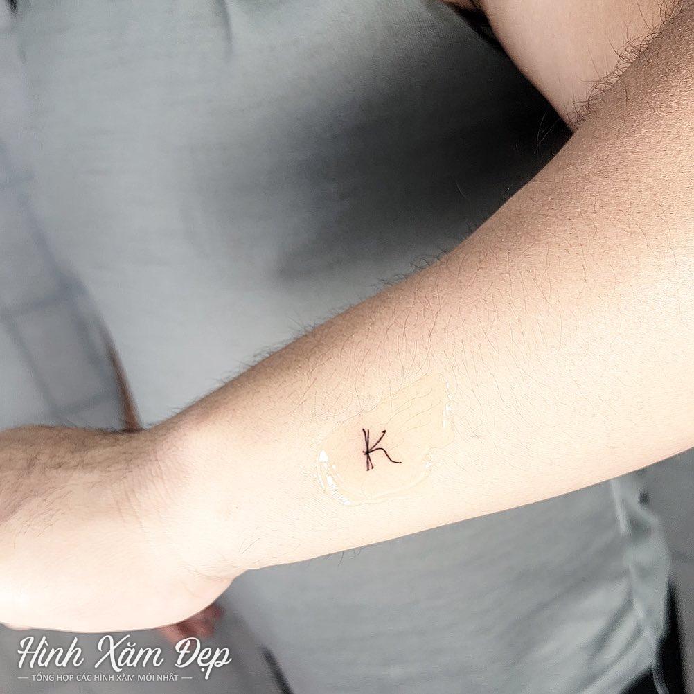 Hình xăm chữ K mini cánh tay