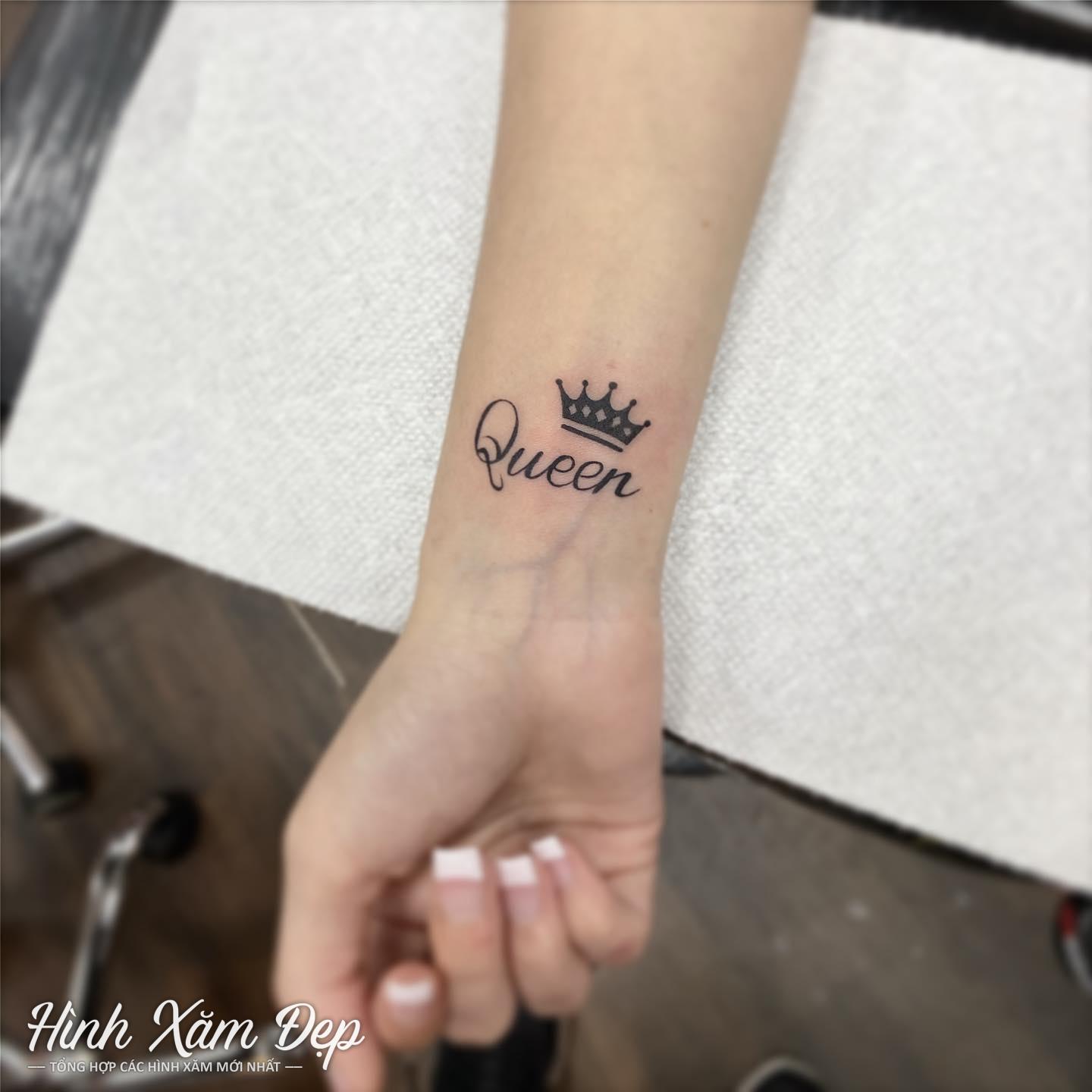 Hình xăm chữ Queen cổ tay