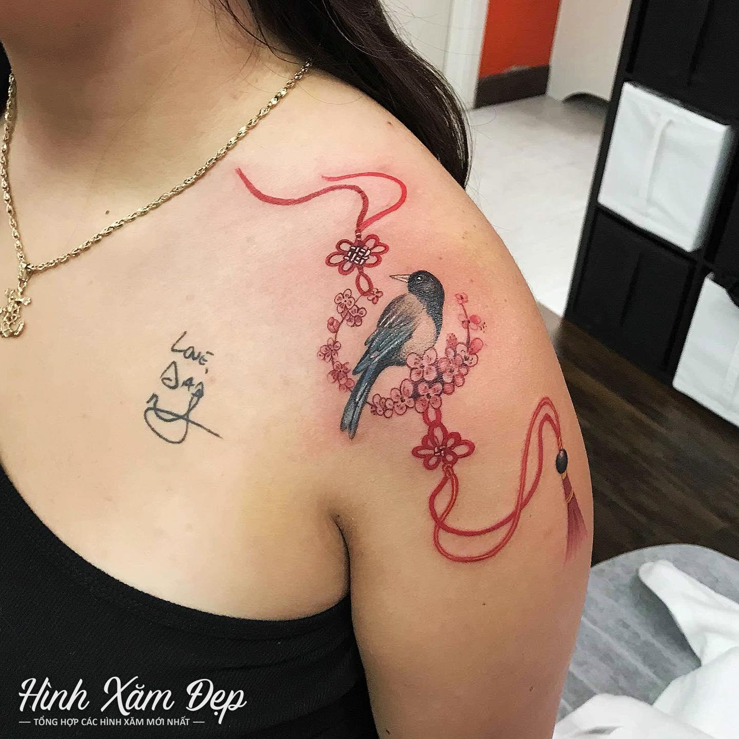 Hình xăm chú chim kết hợp họa tiết ở vai cho nữ