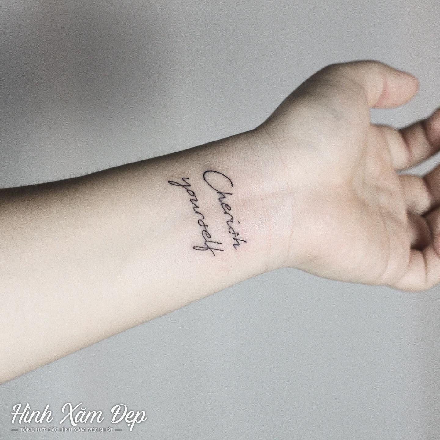 Hình xăm chữ cổ tay
