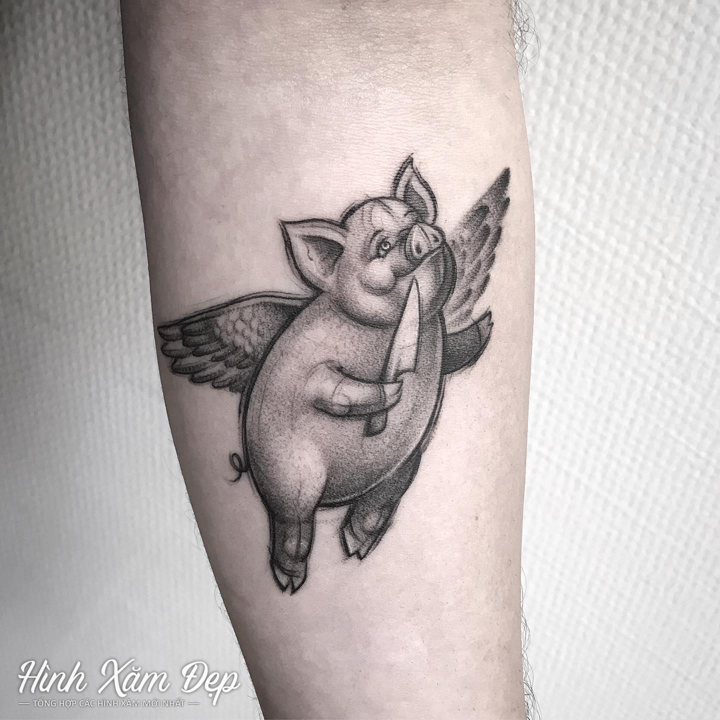 Hình xăm chú heo có cánh cánh tay