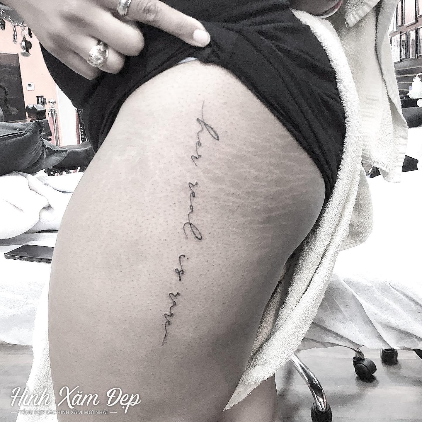 Hình xăm chữ kéo dài ngang hông cho nữ