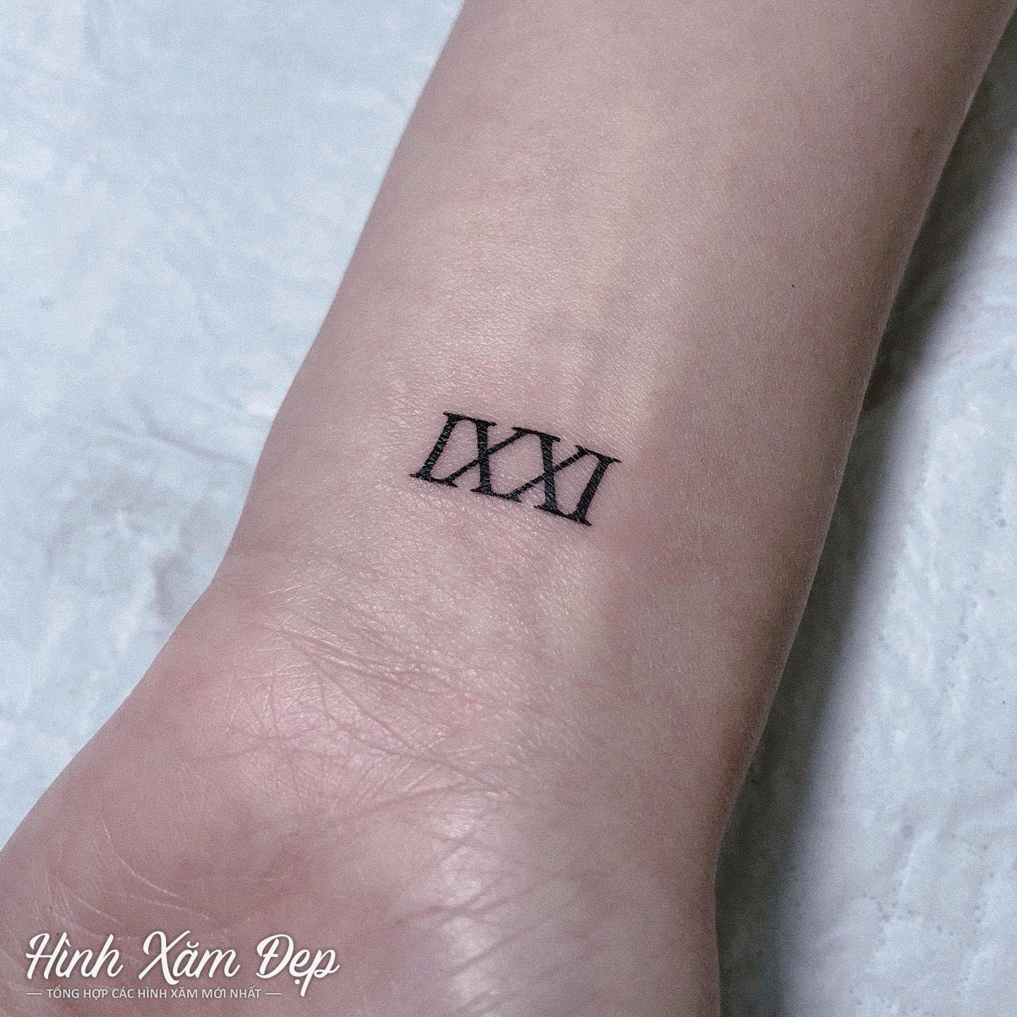 Hình xăm chữ la mã cổ tay