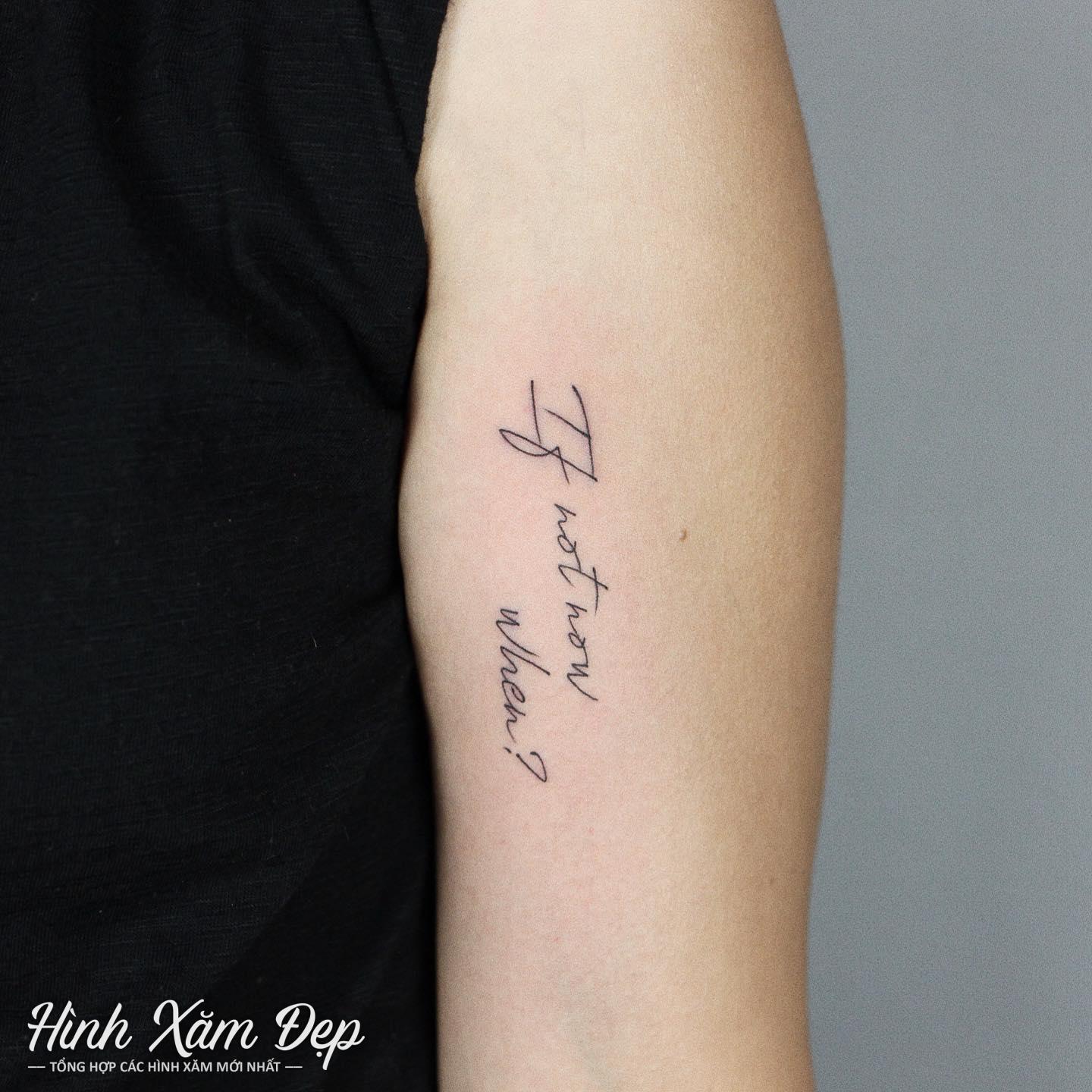 Hình xăm chữ mảnh bắp tay