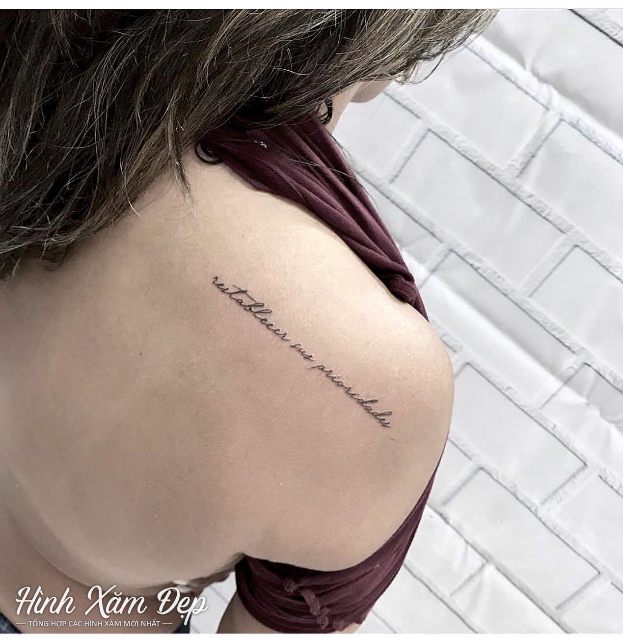 Hình xăm chữ mảnh cho nữ vai sau