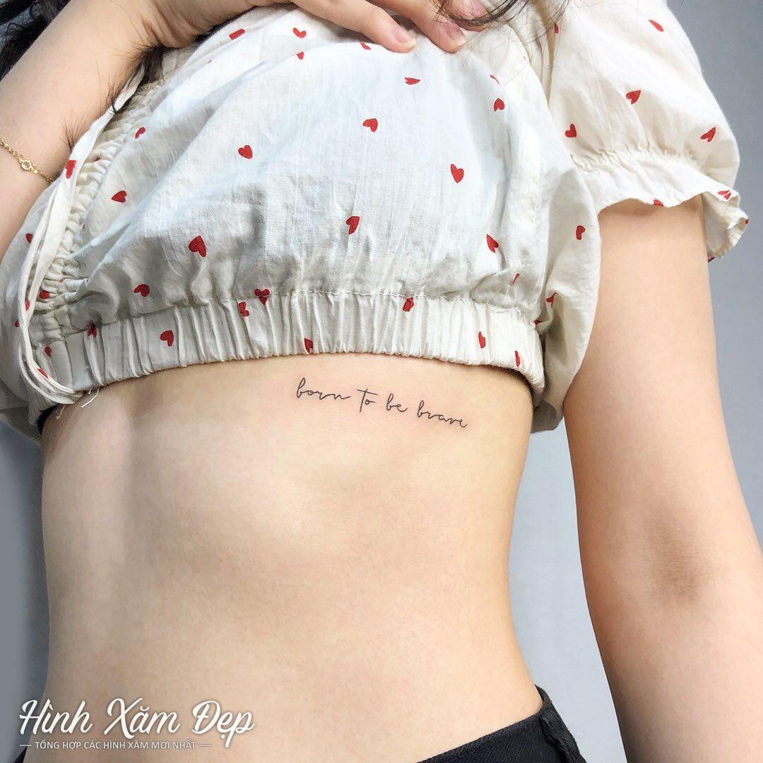 Hình xăm chữ mảnh dưới ngực nữ
