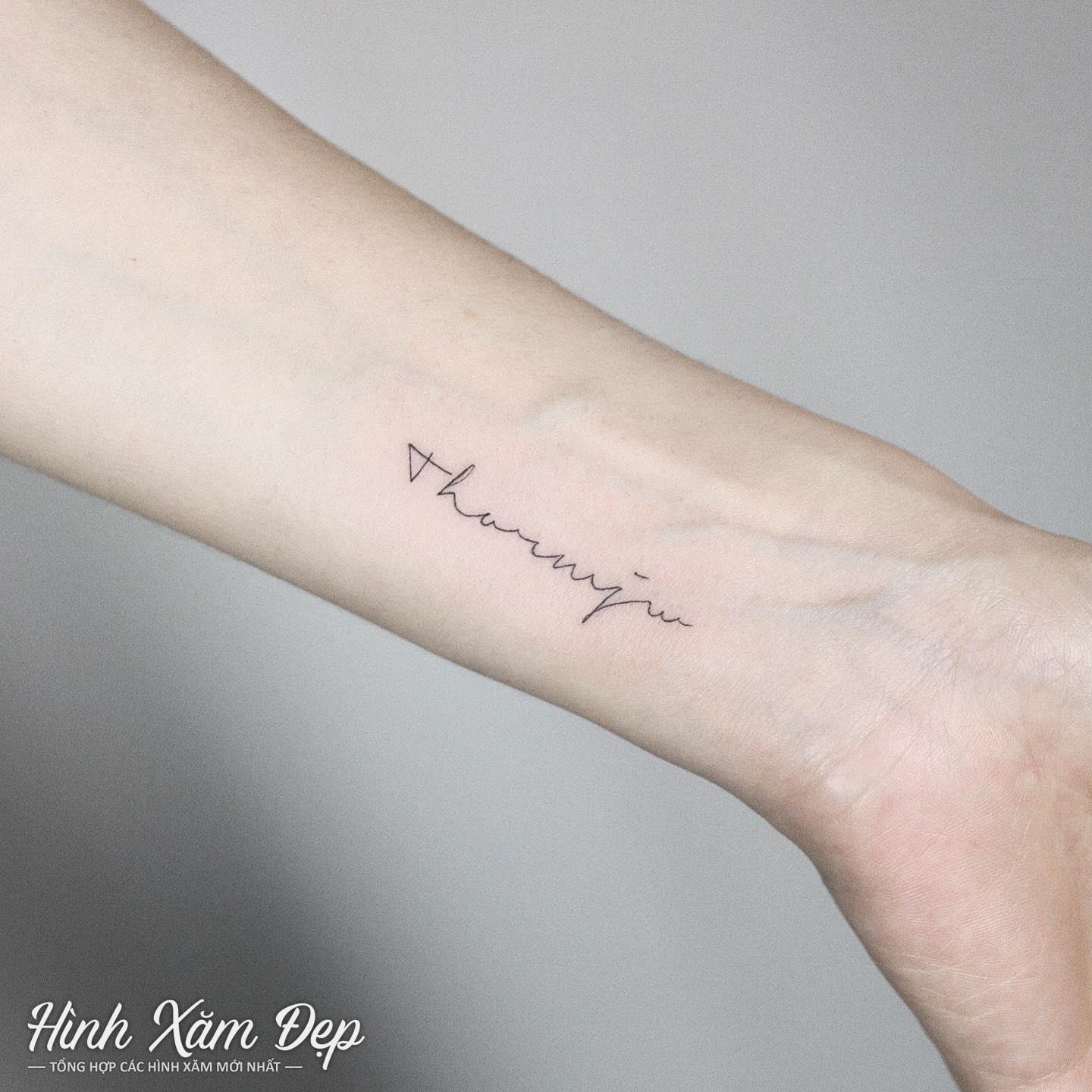 Hình xăm chữ mảnh ở cổ tay