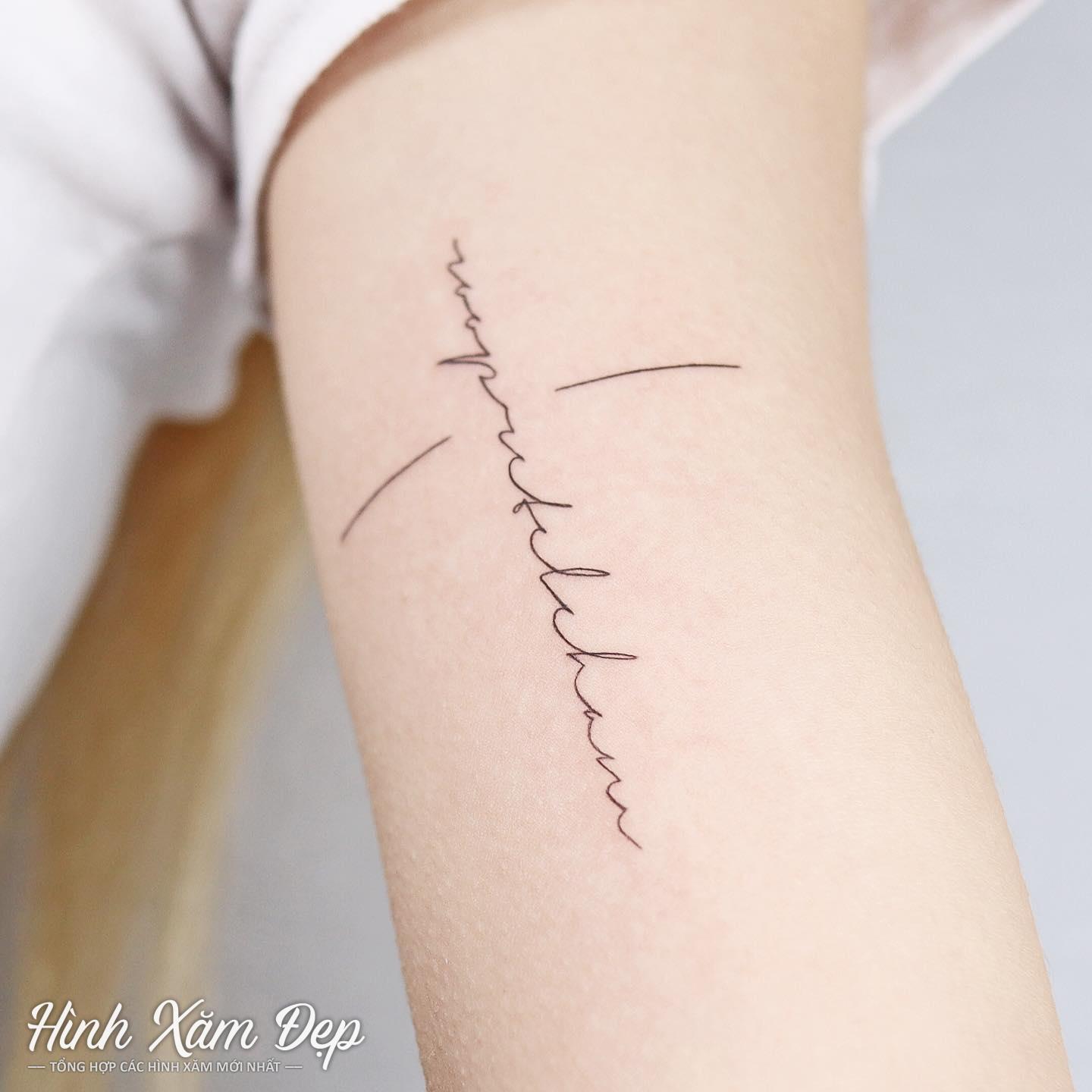 Hình xăm chữ mini bắp tay