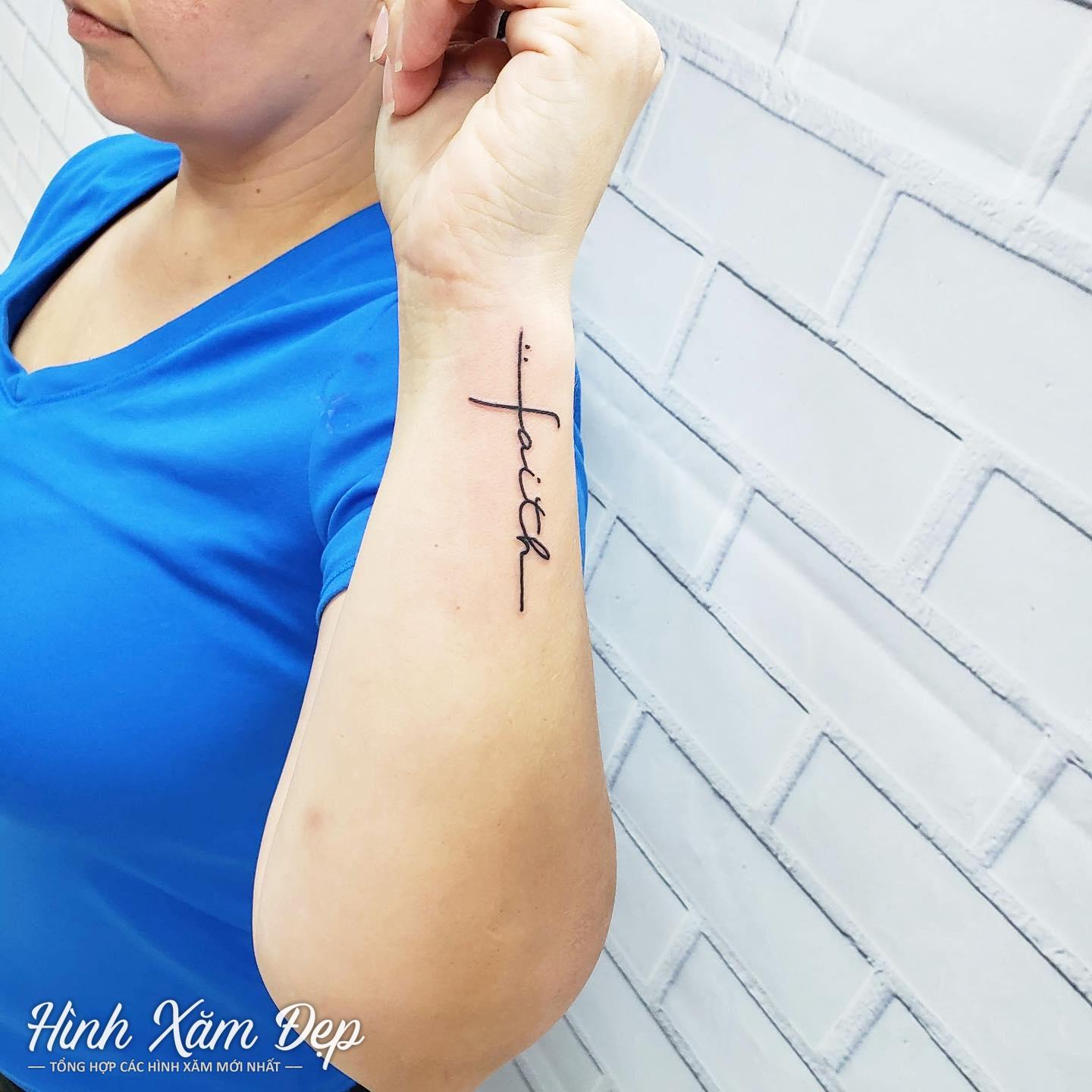 Hình xăm chữ mini cổ tay
