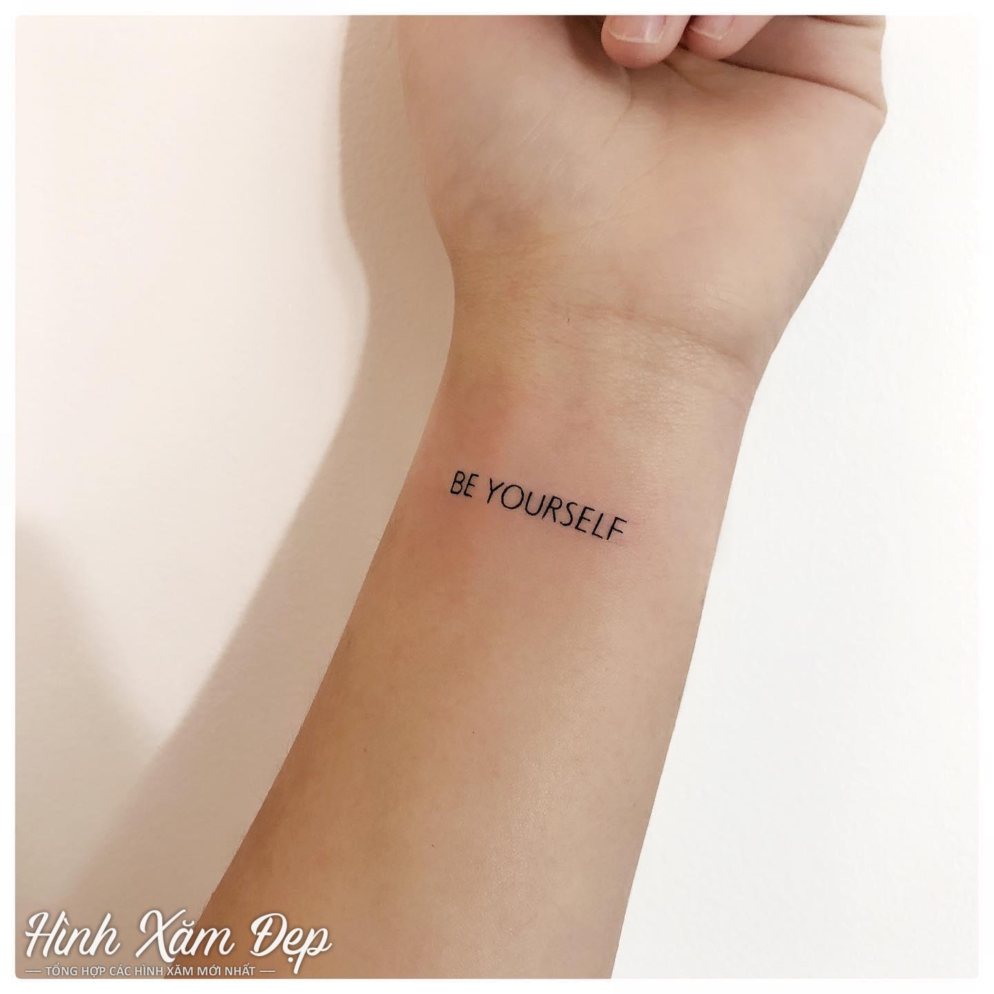 Hình xăm chữ mini cổ tay