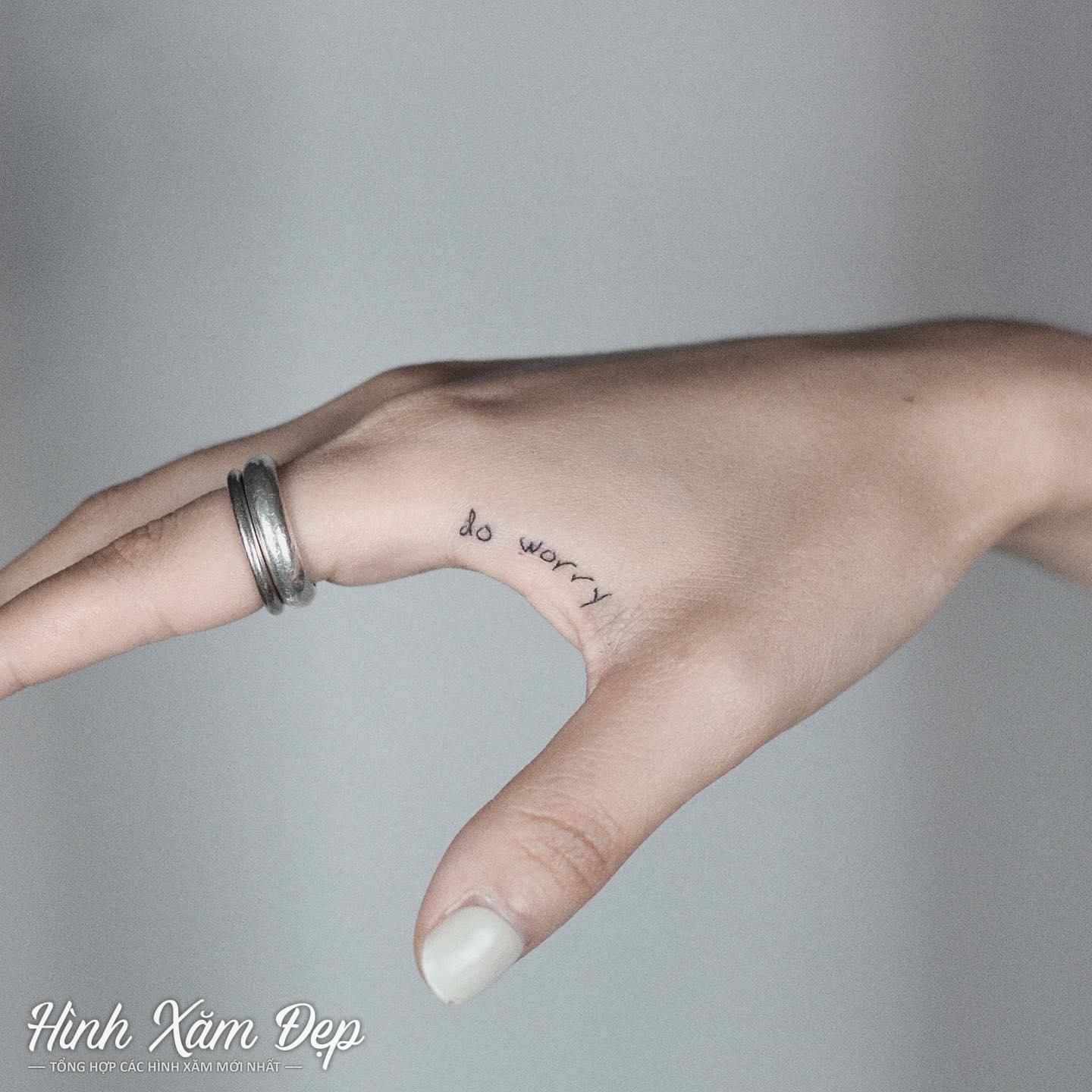 Hình xăm chữ mini ngón tay