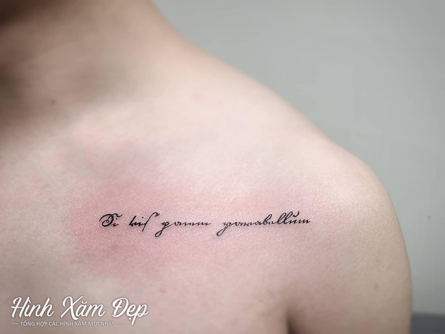 Hình xăm chữ mini ngực