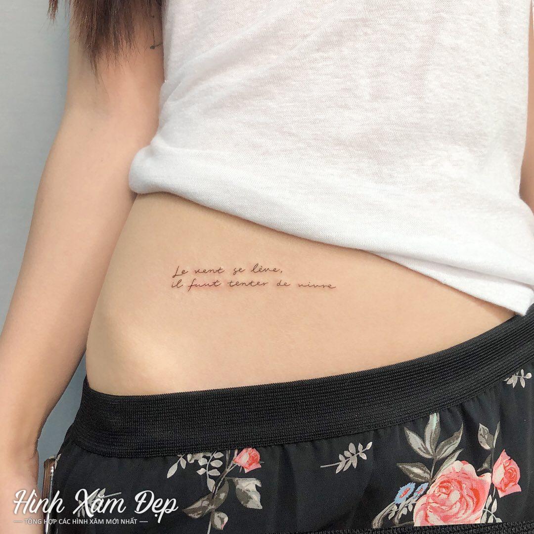 Hình xăm chữ mini ở bụng